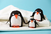 
              Fiesta Crafts Buttonbag Penguin Family Kit
            